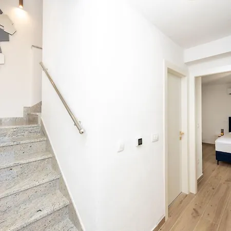 Skojo B Vila Kaštela