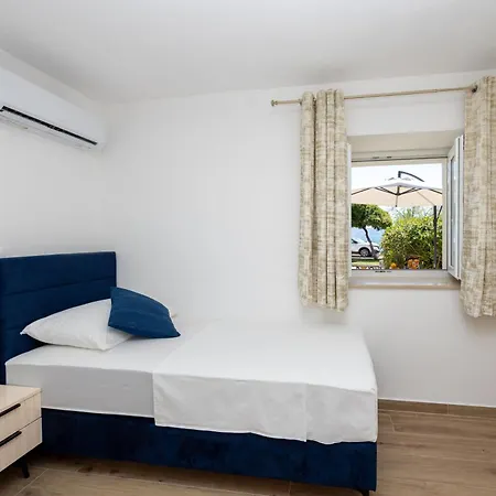 Skojo B Vila Kaštela